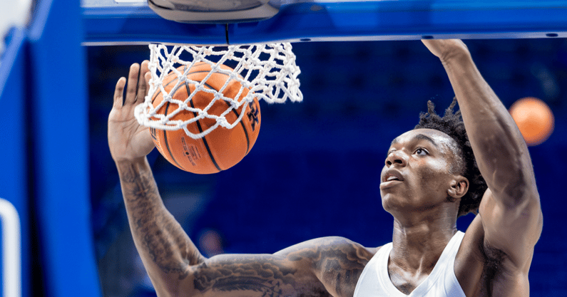 Amari Williams warms up for Kentucky ahead of exhibition game